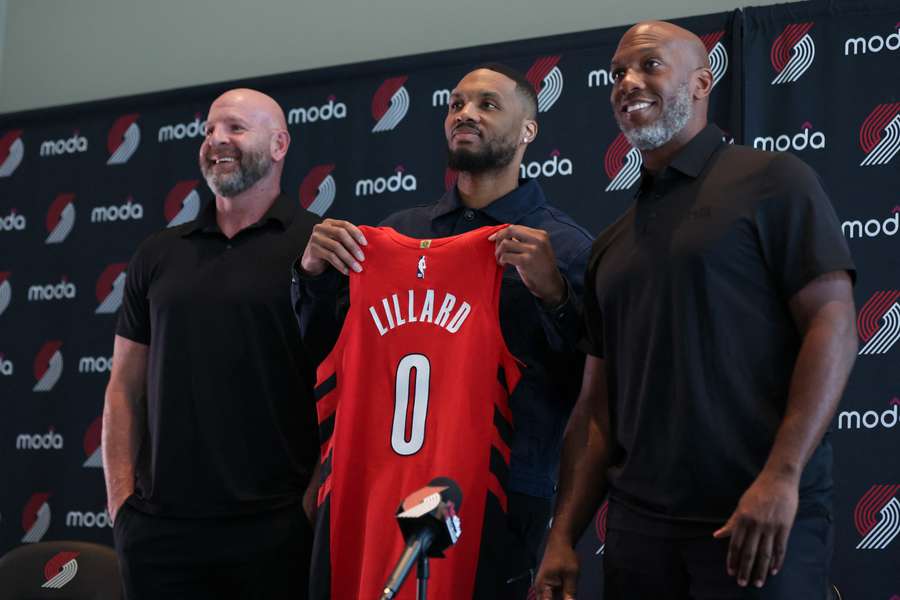 Lillard, escoltado por Billups, a la derecha de la imagen, y Cronin, a la izquierda