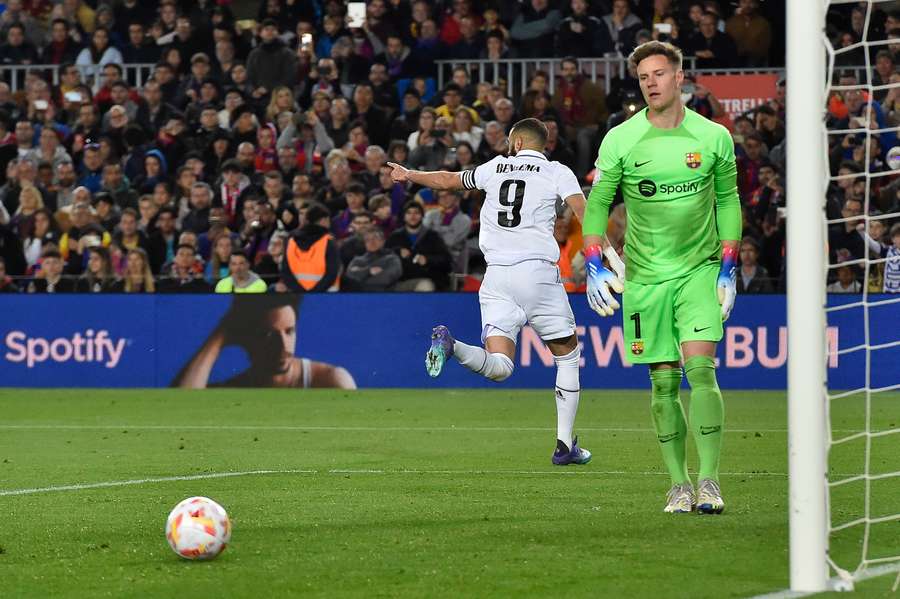 Benzema brilhou com três gols no Camp Nou