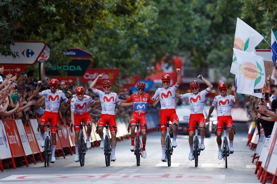 El Movistar celebra la victoria de Enric Mas en las calles de Granada El Movistar celebra la victoria de Enric Mas en las calles de Granada