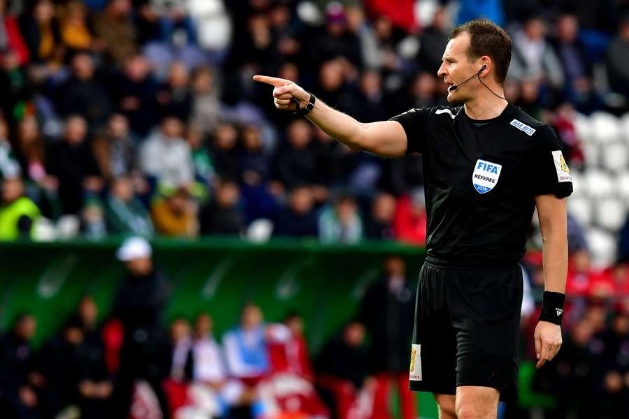 Rozhodčí Pavel Královec už svou dráhu na hřišti uzavřel. Rozhodčí Pavel Královec už svou dráhu na hřišti uzavřel.