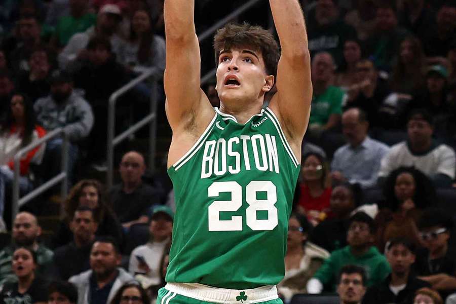 Hugo González ejecuta un triple