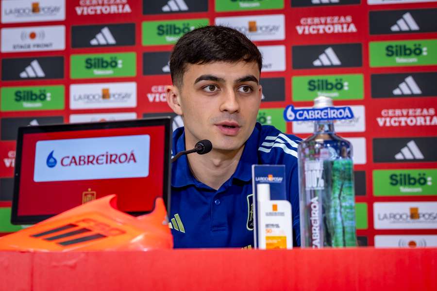 Pedri, durante la rueda de prensa en Tenerife