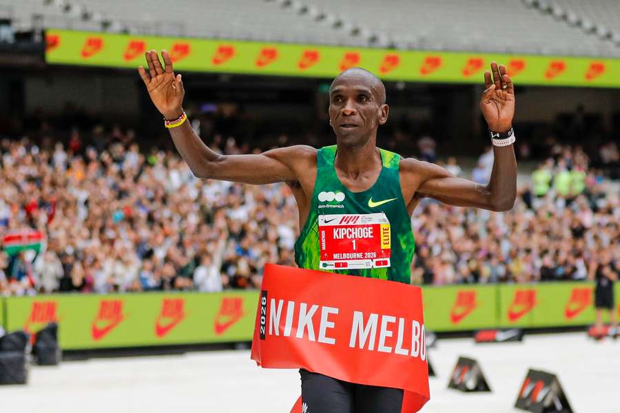 Kipchoge precisou de pouco mais de duas horas Kipchoge precisou de pouco mais de duas horas