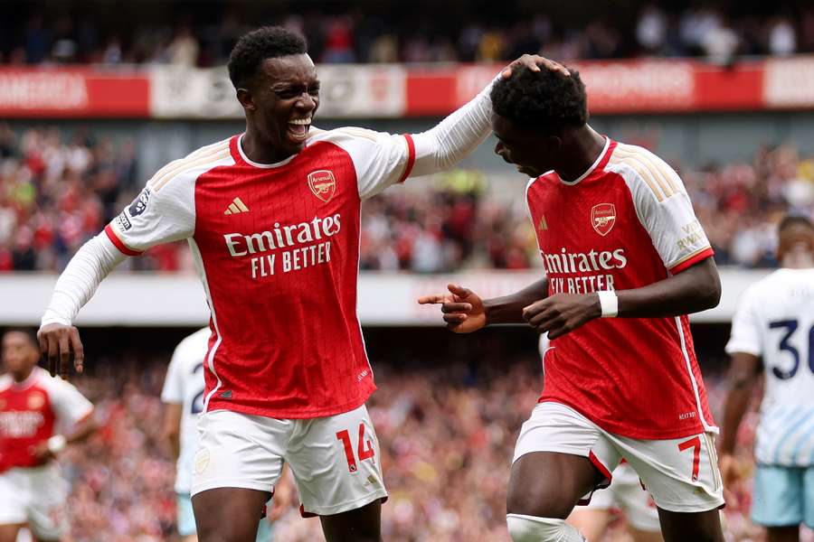 Eddie Nketiah a Bukayo Saka, dva střelci Arsenalu v utkání s Nottinghamem.