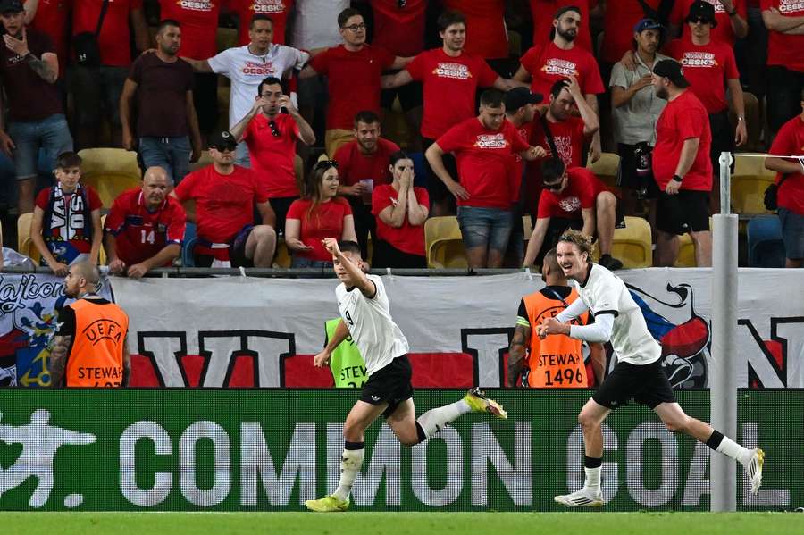 Němci Nicolo Tresoldi (vlevo) a Nick Woltemade se radují z gólu v zápase s Českem na Euru U21.