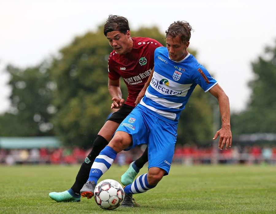 Denis Genreau in actie namens PEC Zwolle in de oefenwedstrijd tegen Hannover 96 op 21 juli 2018.