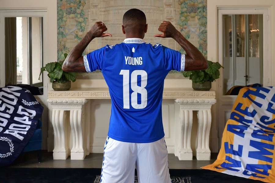 Ashley Young vai vestir a camisola 18 do Everton