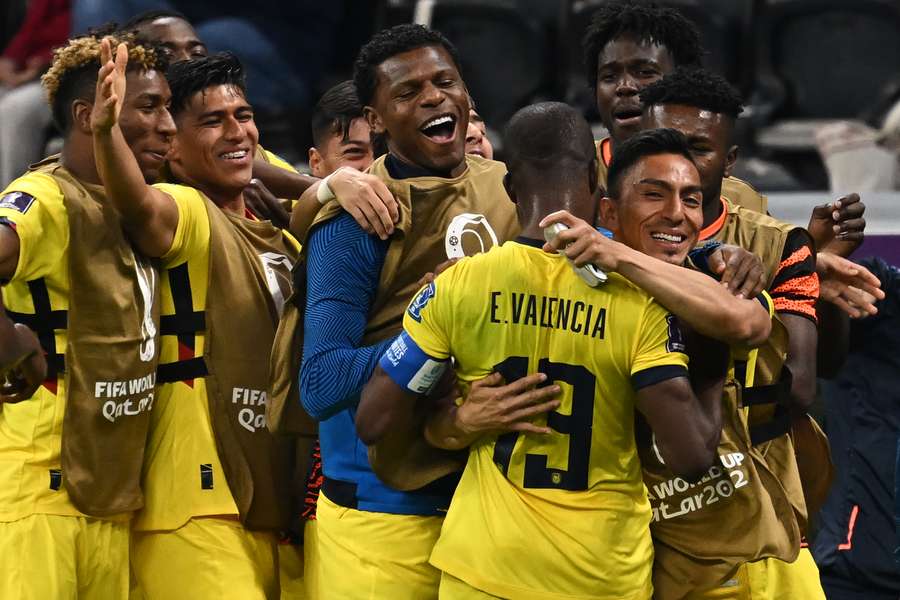Catar se queda en la luna de Valencia y Ecuador convence en su debut (0-2)