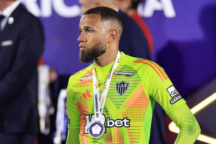 Everson com a medalha de vice-campeão da Sul-Americana