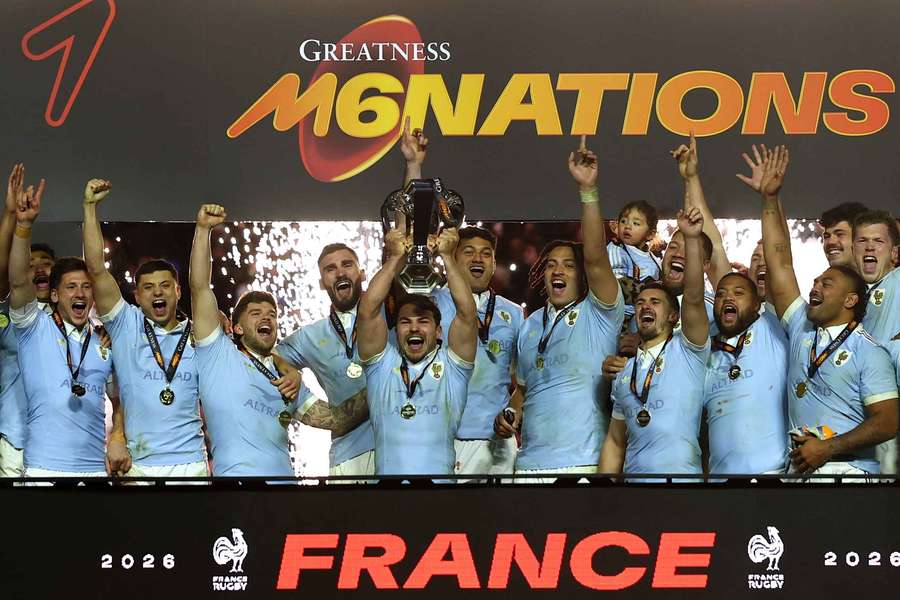 Antoine Dupont, de Francia, levanta el trofeo del Seis Naciones y celebra con sus compañeros tras ganar el título Antoine Dupont, de Francia, levanta el trofeo del Seis Naciones y celebra con sus compañeros tras ganar el título