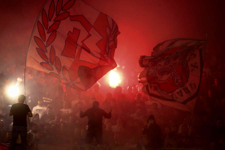 FK Crvena Zvezdas mest inkarnerede tilhængere kunne mandag fejre en historisk stor udebanesejr over rivalerne fra FK Partizan.