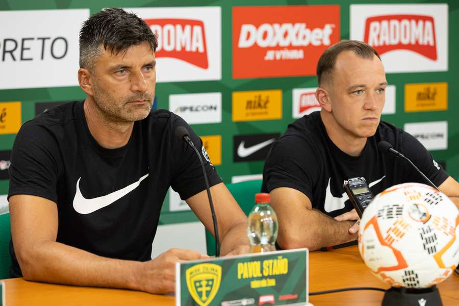 Staňo a Káčer na tlačovej konferencii. Staňo a Káčer na tlačovej konferencii.