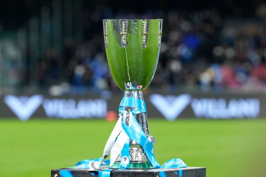 Trofej o ktorú si zahrá Inter s Laziom. Trofej o ktorú si zahrá Inter s Laziom.