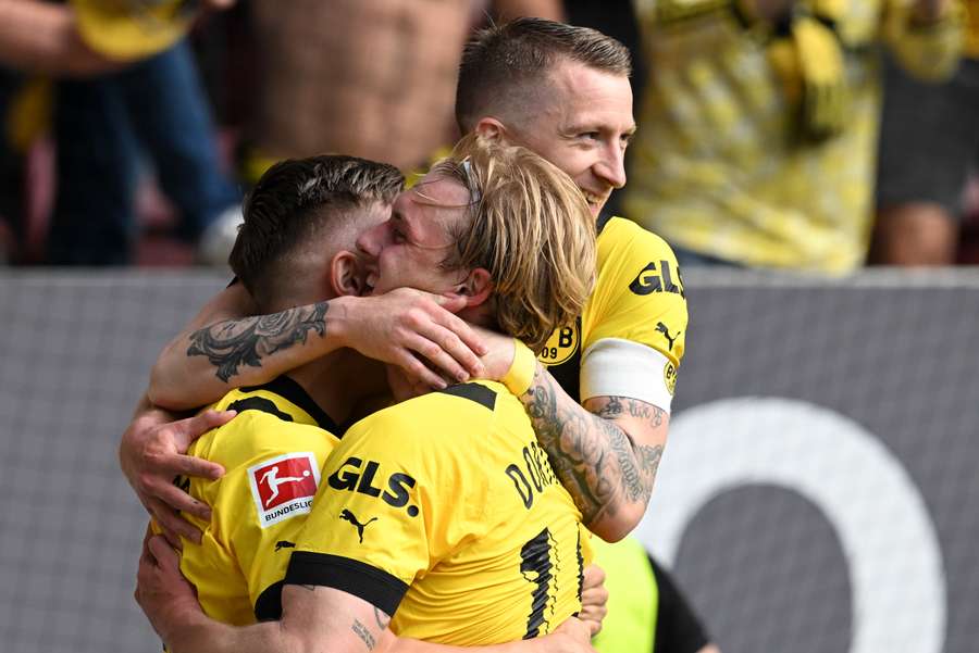 Marco Reus und seine Teamkollegen feiern den 3:0-Sieg in Augsburg