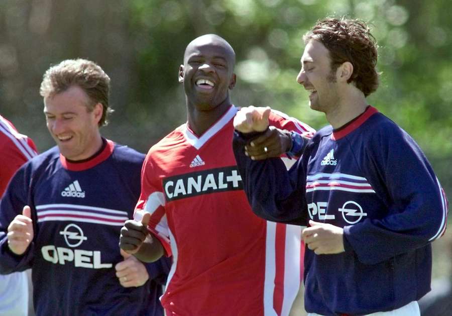 O meio-campista Didier Deschamps, o defensor Lilian Thuram e o atacante Christophe Dugarry (da esquerda para a direita) em treino da França na Copa de 1998