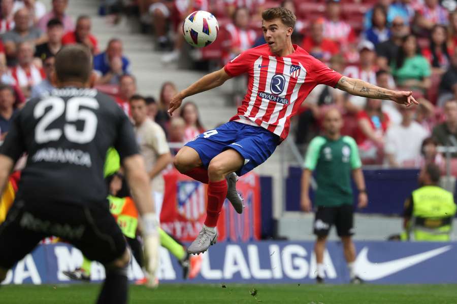 Atletico Madrid's Pablo Barrios controls the ball