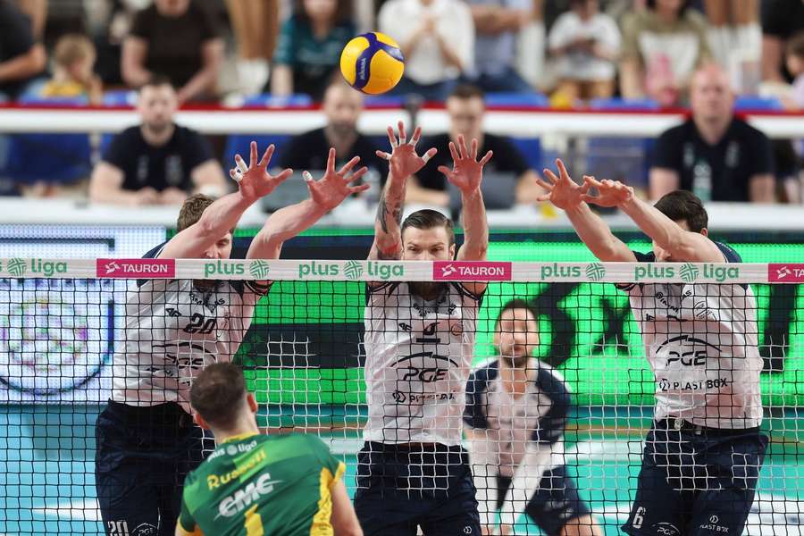 Sobotnie mecze poprzedzone minutą ciszy. a występy artystyczne "stosowne do sytuacji"