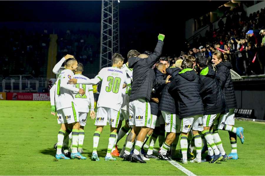 Jogadores do América celebram vitória importantíssima fora de casa