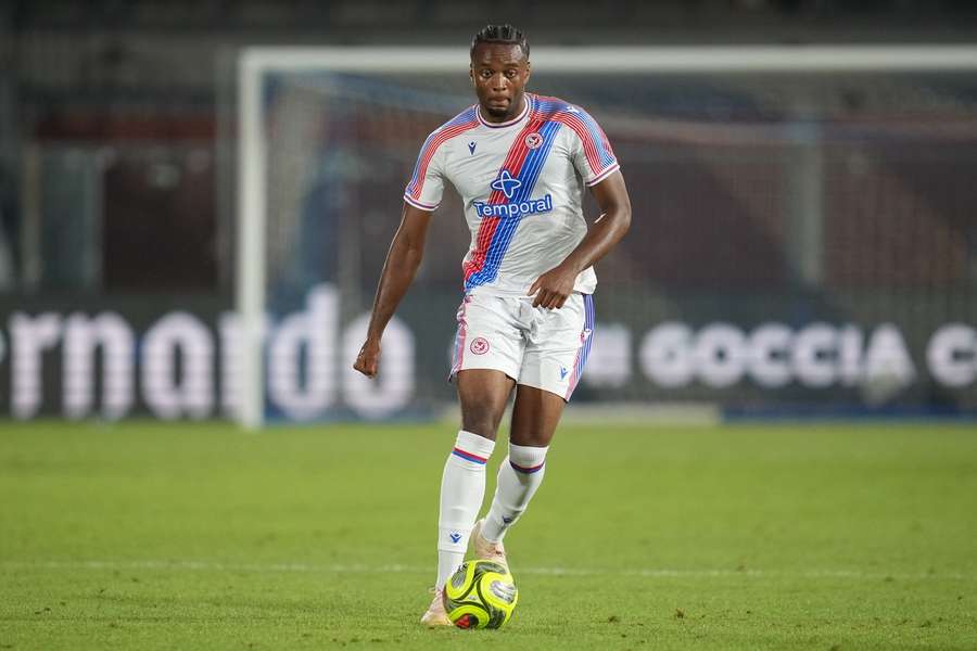 Mofe Jemide foi formado no Crystal Palace Mofe Jemide foi formado no Crystal Palace