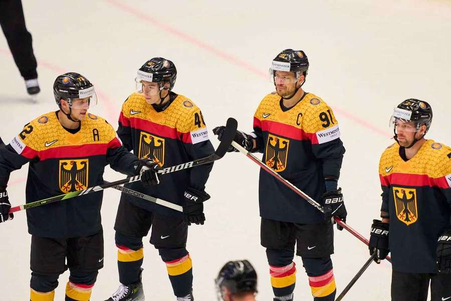 Dominik Kahun (l.) und Moritz Müller (Zweiter von r.) kämpfen um Olympia-Plätze