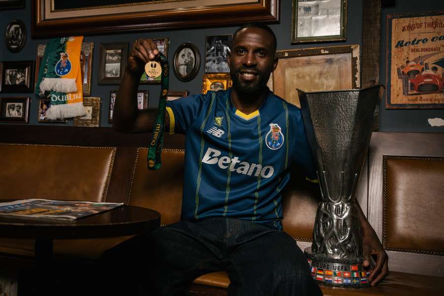 Varela com o troféu e a medalha da Liga Europa