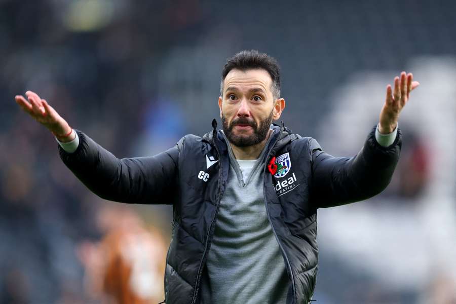 Corberán dirige un partido en Inglaterra