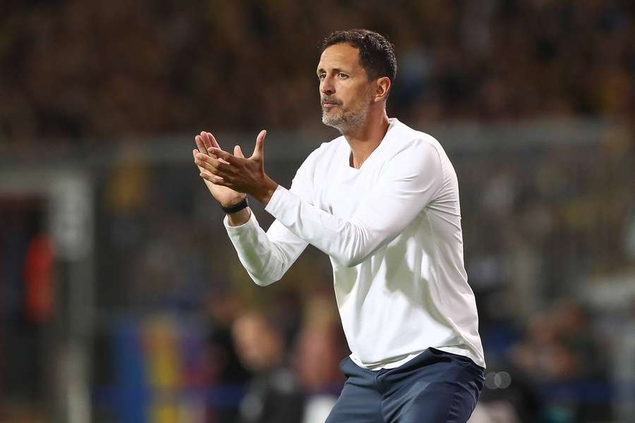 Trainer Dino Toppmöller beim DFB-Pokal Spiel bei Braunschweig.