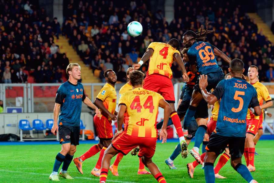 Napoli obține o victorie la limită pe terenul lui Lecce Napoli obține o victorie la limită pe terenul lui Lecce