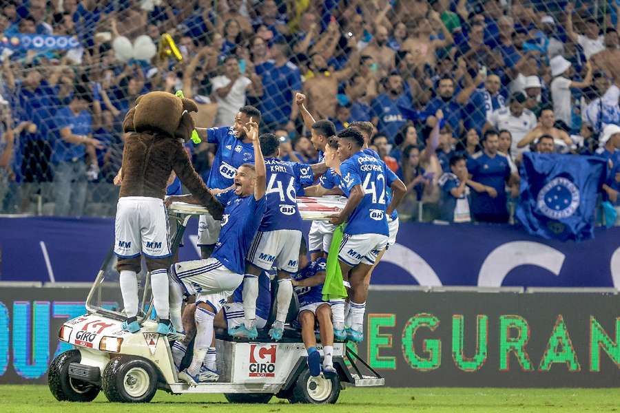 Cruzeiro, propriété de l'ex-star Ronaldo, retrouve l'élite brésilienne