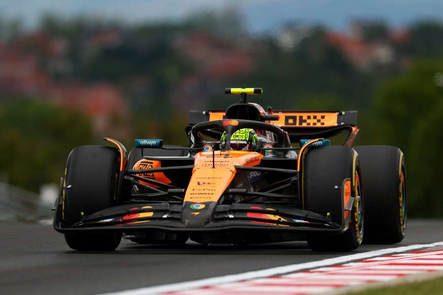 McLareny byly v prvním tréninku nejlepší.
