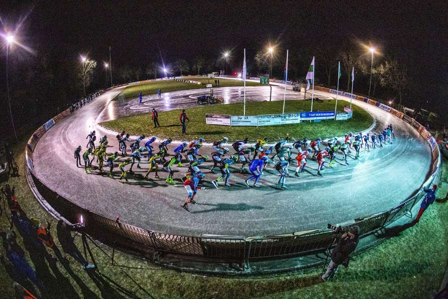 Het vrouwenpeloton tijdens de eerste marathon op natuurijs in 2021 te Noordlaren