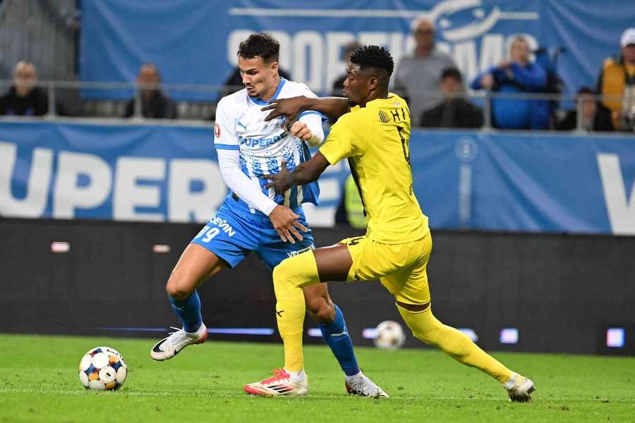 Kennedy Boateng în luptă cu Assad Al Islam Al Hamlawi de la Craiova Kennedy Boateng în luptă cu Assad Al Islam Al Hamlawi de la Craiova