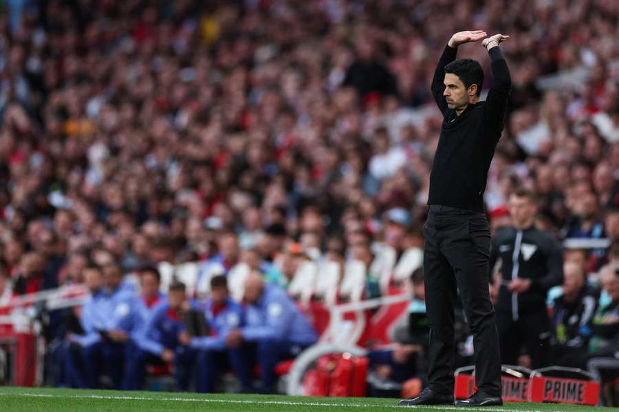 Arsenal manager Mikel Arteta on the touchline