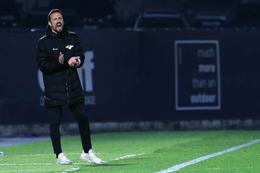 César Peixoto deixa comando técnico do Moreirense