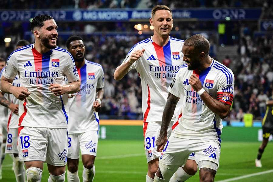 Alexandre Lacazette célébrant l'égalisation de l'Olympique lyonnais face à Lille.