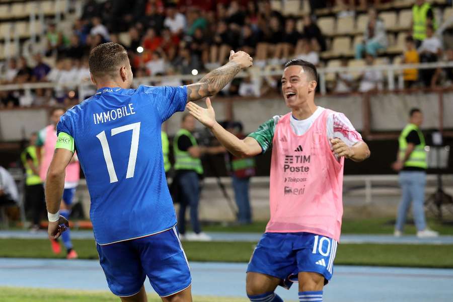 Ciro Immobile festeggia un gol in azzurro con Giacomo Raspadori