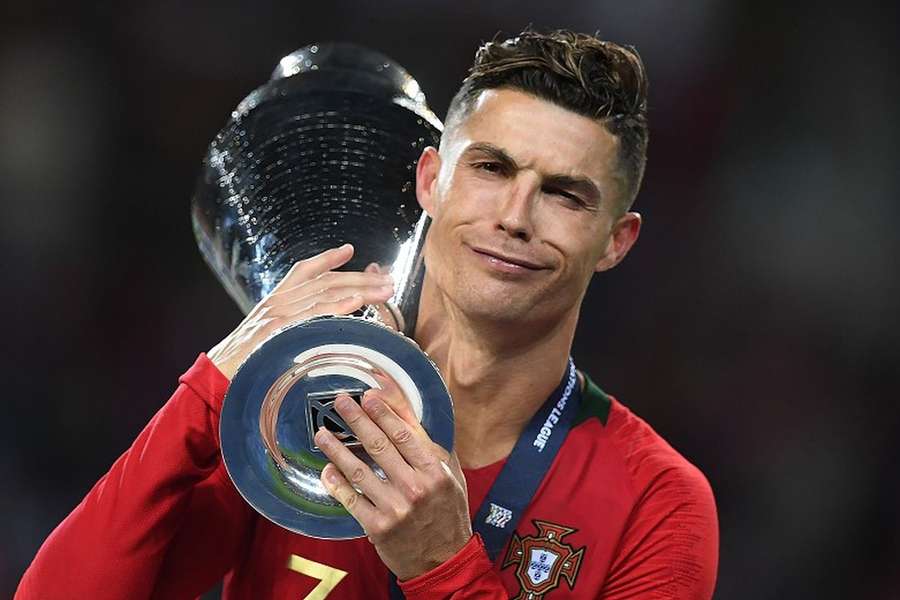 Cristiano Ronaldo com o troféu da Liga das Nações, em 2019