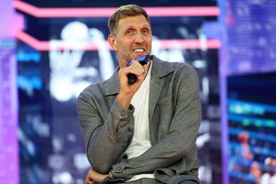 Dirk Nowitzki im neuen NBA-Studio von Prime.