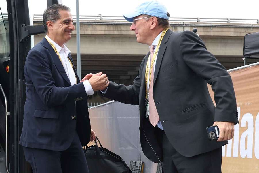 Paiva (à esquerda) não foi demitido diretamente por John Textor