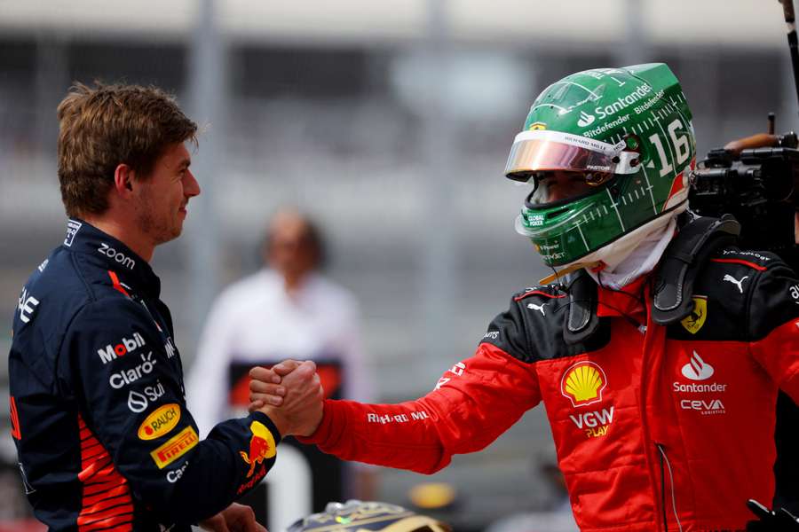 Max Verstappen este felicitat de Charles Leclerc după cursa de sprint