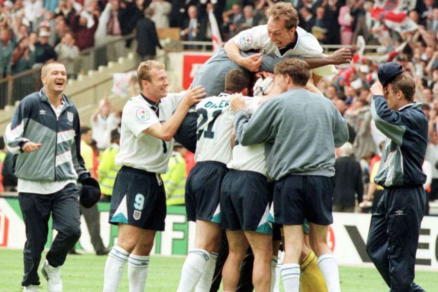 Inglaterra celebra su pase a semifinales de la Eurocopa 96 frente a España.