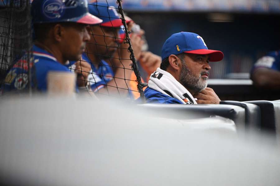 Oswaldo Guillén, de Tiburones de la Guaira, observa a los suyos.