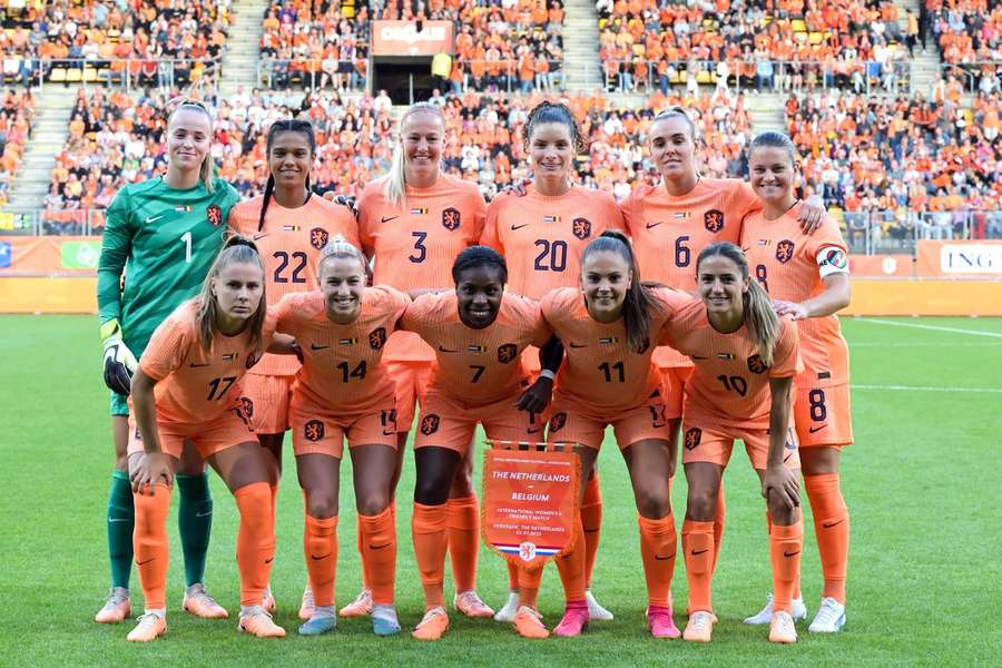 De Nederlandse vrouwen voorafgaand aan de oefenwedstrijd tegen België