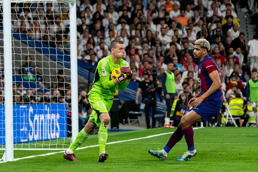 Lunin signs new Real Madrid contract