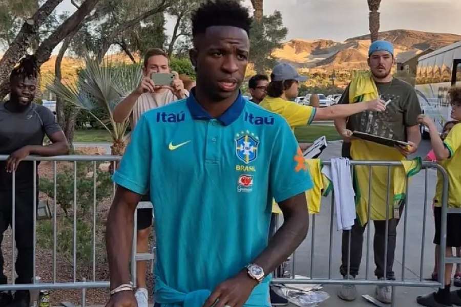 Vinicius Junior atendeu aos fãs na porta do hotel da Seleção Brasileira