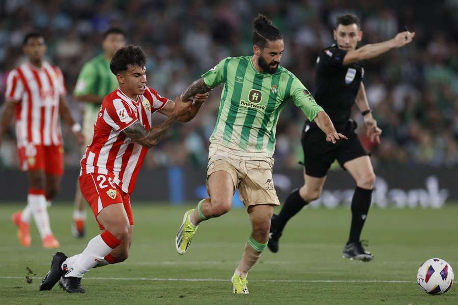 Isco (rechts) in in duel met Marcos Peña van Almería