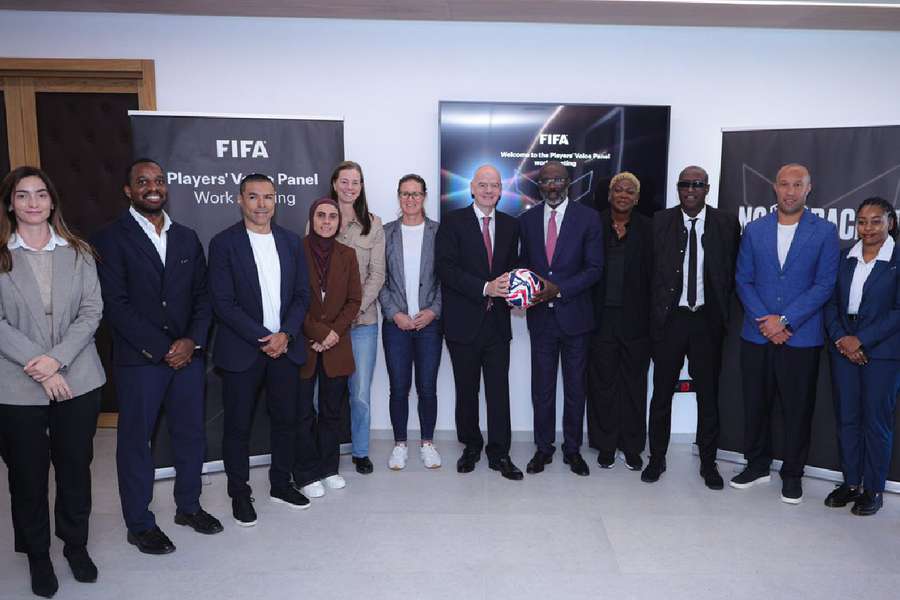 George Weah, présidant le Panel contre le racisme aux côtés d’Infantino George Weah, présidant le Panel contre le racisme aux côtés d’Infantino