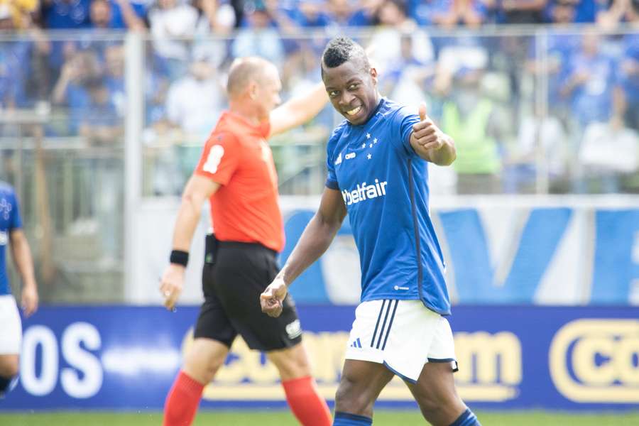 Colombiano Helibelton Palacios fez sua estreia pelo Cruzeiro