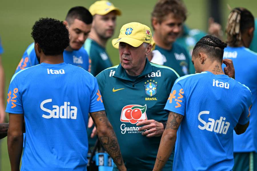Carlo Ancelotti comandou o treino da Seleção Brasileira no dia do seu aniversário Carlo Ancelotti comandou o treino da Seleção Brasileira no dia do seu aniversário