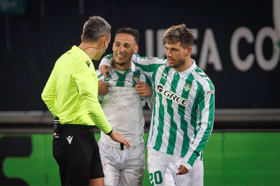 Antony y Lo Celso celebrando el gol del brasileño
